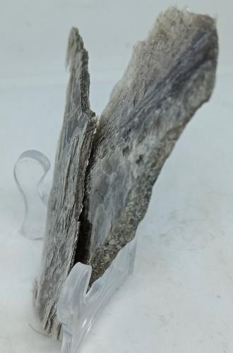 Muscovita<br />Sierra de San Pedro Mártir, Municipio Ensenada, Baja California, México<br />90x37x3 mm.<br /> (Autor: Luis Edmundo Sánchez Roja)