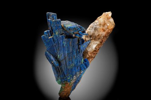 Calcostibita con Azurita en Calcita<br />Rhar el Anz (Rar el Anz), Oued Cherrat (Cherrat Wadi), Chaouia-Ouardigha, Prefectura Casablanca, Región Casablanca-Settat, Marruecos<br />16 x 10 x 9 cm / Cristal principal: 10.7 cm.<br /> (Autor: Museo MIM)