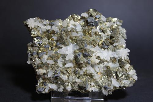 Calcopirita, Cuarzo, Esfalerita<br />Distrito minero Huaron, Distrito Huayllay, Provincia Pasco, Departamento Pasco, Perú<br />75 x 60 mm<br /> (Autor: Joaquin Blanco Cortina)