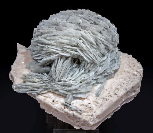 Albite (variety cleavelandite) with Orthoclase<br />Mina Xanda, Virgem da Lapa, Vale do Jequitinhonha, Minas Gerais, Brasil<br />11.8 × 10.7 × 4.5 cm<br /> (Author: Jordi Fabre)