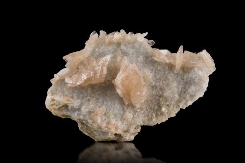 Fairfieldite<br />Mina Foote Lithium Co. (Mina Foote), Distrito Kings Mountain, Condado Cleveland, North Carolina, USA<br />6 x 4 x 2 cm / main crystal: 1.2 cm.<br /> (Author: MIM Museum)