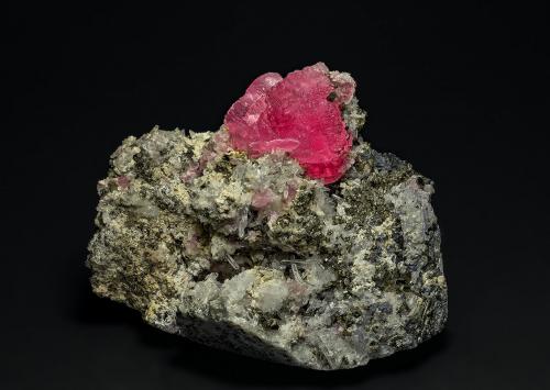 Rhodochrosite, Quartz, Pyrite<br />Mina Wutong, Liubao, Cangwu, Prefectura Wuzhou, Región Autónoma Guangxi Zhuang, China<br />8.1 x 6.8 cm<br /> (Author: am mizunaka)