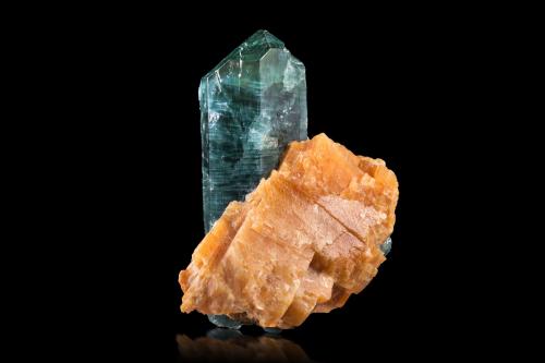 Fluorapatito en Calcita<br />Mina número 3, Slyudyanka (Sludyanka), zona Lago Baikal, Irkutsk Oblast, Rusia<br />7.5 x 5.5 x 9.5 cm / Cristal principal: 9.4 cm.<br /> (Autor: Museo MIM)