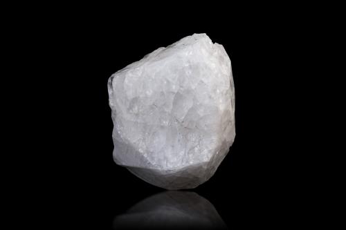 Chkalovita<br />Pegmatita Palitra, Mina Karnasurt, Monte Karnasurt, Macizo Lovozero, Península Kola, Murmanskaja Oblast, Región del Norte, Rusia<br />7.5 x 6 x 3.5 cm / Cristal principal: 7.3 cm.<br /> (Autor: Museo MIM)