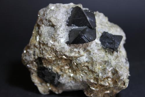 Casiterita<br />Minas de Penouta, Penouta (San Bartolomé), Viana do Bolo, Comarca Viana, Orense / Ourense, Galicia / Galiza, España<br />70 x 60 mm<br /> (Autor: Joaquin Blanco Cortina)