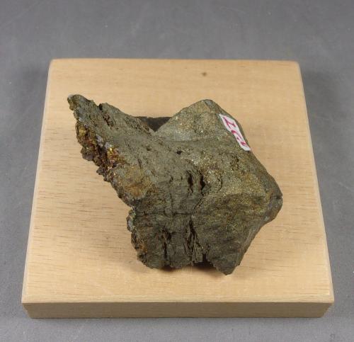 Calcopirita<br />Aguas Teñidas Mine , Almonaster la Real, Comarca Sierra de Huelva, Huelva, Andalusia, Spain<br />4,9 x 4,5 x 2,5 cm.<br /> (Autor: J. G. Alcolea)