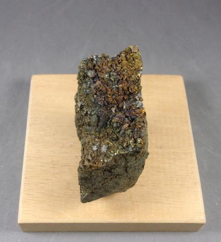 Calcopirita<br />Aguas Teñidas Mine , Almonaster la Real, Comarca Sierra de Huelva, Huelva, Andalusia, Spain<br />4,9 x 4,5 x 2,5 cm.<br /> (Autor: J. G. Alcolea)