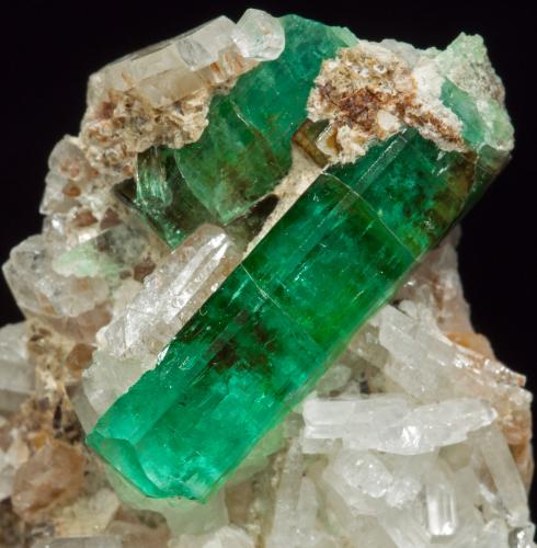 Beryl (variety emerald) con Albita<br />Chivor mining district, Municipio Chivor, Eastern Emerald Belt, Boyacá Department, Colombia<br />main crystal size: 1.6 × 0.4 cm<br /> (Author: Jordi Fabre)