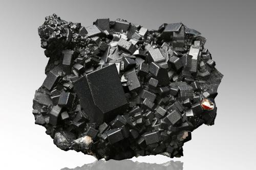 Cerussite after Anglesite with Goethite<br />Cielo abierto Kintore, Broken Hill, Condado Yancowinna, Nueva Gales del Sur, Australia<br />6.5 x 5 x 2 cm / main crystal: 1.9 cm.<br /> (Author: MIM Museum)