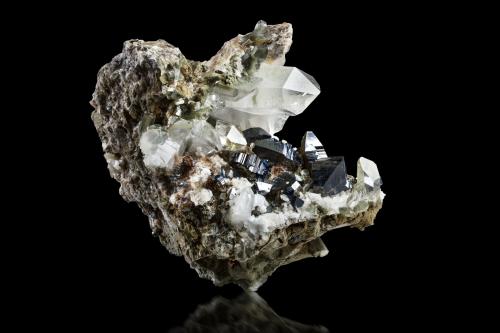Anatase with Quartz<br />Thurdook (Thurdok), Monte Zard, Montes Ras Koh, Distrito Kharan, Balochistan (Baluchistan), Paquistán<br />7 x 6.5 x 8.5 cm / main crystal: 1.7 cm.<br /> (Author: MIM Museum)