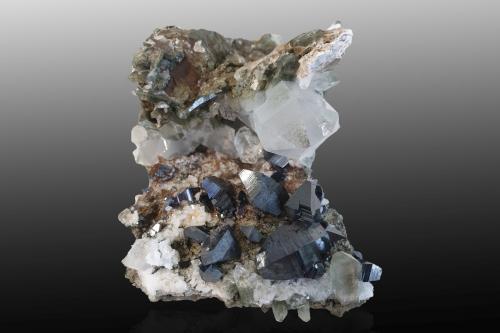 Anatase with Quartz<br />Thurdook (Thurdok), Monte Zard, Montes Ras Koh, Distrito Kharan, Balochistan (Baluchistan), Paquistán<br />7 x 6.5 x 8.5 cm / main crystal: 1.7 cm.<br /> (Author: MIM Museum)