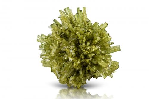 Elbaite with Quartz<br />Chhappu, Distrito Shigar, Gilgit-Baltistan (Áreas del Norte), Paquistán<br />9.5 x 9.5 x 7 cm / main crystal: 2.5 cm.<br /> (Author: MIM Museum)