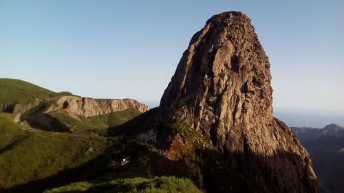 El roque de Agando es una intrusión sálica situada en la isla de La Gomera, en el término municipal de San Sebastián de La Gomera. Se encuentra entre el barranco de La Laja y el valle de Benchijigua. Su cota máxima es de 1.246 m s. n. m. y es considerado el monumento natural más emblemático de la isla de La Gomera.
Foto del autor (Autor: Foro FMF)
