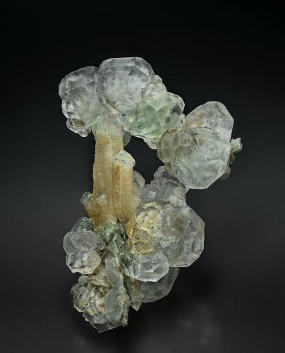 Fluorite, Quartz<br />Zona minera Huanggang, Hexigten Banner (Kèshíkèténg Qí), Chifeng (Ulanhad), Región Autónoma Mongolia Interior, China<br />10.4 x 7.0 cm<br /> (Author: am mizunaka)