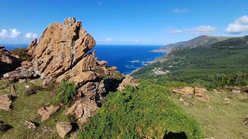 Desde este paraje se puede observar abajo la parroquia  de San Andrés de Teixido (“vai de morto quen non foi de vivo”). (Autor: supertxango)