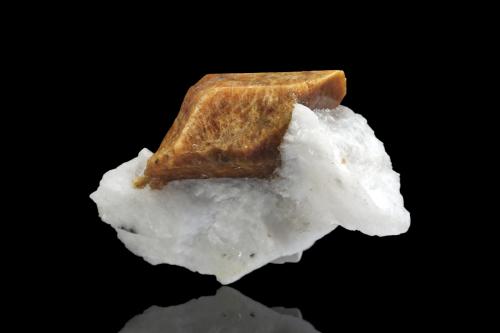 Norbergita<br />Cantera Lime Crest, Sparta, Condado Sussex, New Jersey, USA<br />5 x 3.5 x 2.5 cm / Cristal principal: 3.3 cm.<br /> (Autor: Museo MIM)