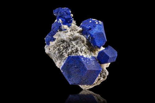 Lazurita<br />Sar-e Sang, Valle Koksha, Distritos Khash & Kuran Wa Munjan, Provincia Badakhshan, Afganistán<br />11 x 8.5 x 7.5 cm / Cristal principal: 4.3 cm.<br /> (Autor: Museo MIM)