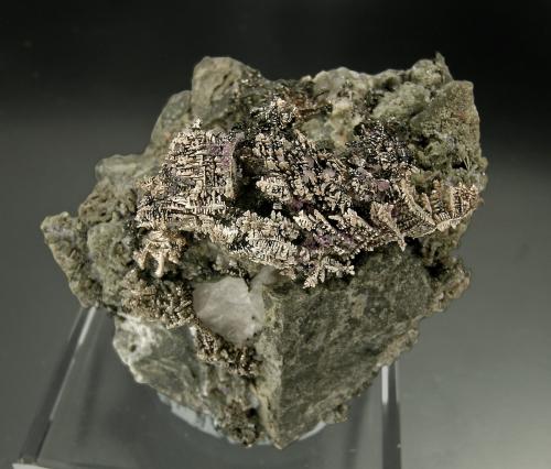 Plata con Fluorita<br />El Bonanza Mine, Port Radium, Mackenzie District, Great Bear Lake Region, Northwest Territories, Canada<br />4.2 × 3.9 × 3.2 cm<br /> (Autor: Jordi Fabre)