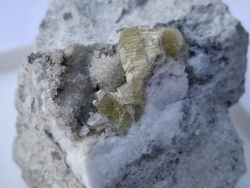 Weloganite, Dawsonite, Calcite<br />Cantera Francon, Montréal, Distrito St. Michel, Condado Jacques Cartier, Québec, Canadá<br />3 x 3 cm<br /> (Author: Volkmar Stingl)