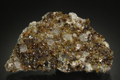 Sphalerite<br />Mina Empire State No. 4, Balmat, Distrito Balmat-Edwards Zinc, Condado St. Lawrence, New York, USA<br />7.3 x 4.1 x 1.8 cm<br /> (Author: Michael Shaw)