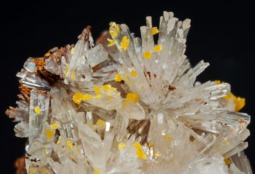 Hemimorfita con Mimetita<br />Mina Ojuela, Mapimí, Municipio Mapimí, Durango, México<br />cristal principal: 1.2 × 0.5 cm<br /> (Autor: Jordi Fabre)