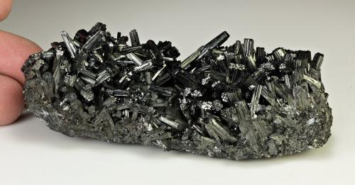 Manganite<br />Ilfeld, Nordhausen, Nordhausen District, Thuringia/Thüringen, Germany<br />110 mm x 54 mm x 39 mm. Largest crystal: 18 mm. Mass: 347 g<br /> (Author: Carles Millan)