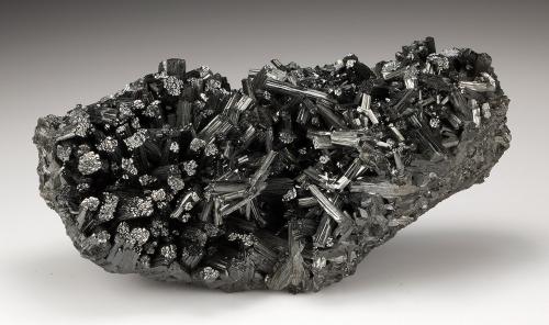 Manganite<br />Ilfeld, Nordhausen, Nordhausen District, Thuringia/Thüringen, Germany<br />110 mm x 54 mm x 39 mm. Largest crystal: 18 mm. Mass: 347 g<br /> (Author: Carles Millan)
