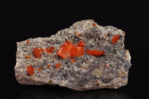 Wulfenita con Calcita<br />Mina Red Cloud, Montes Trigo, Distrito minero Silver, Condado La Paz, Arizona, USA<br />8.6 × 6.1 × 2.7 cm<br /> (Autor: Jordi Fabre)