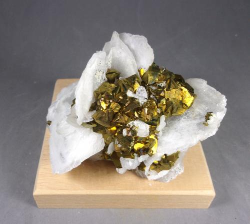 Calcopirita y Calcita<br />San Martín, San Martín-Sabinas District, Municipio Sombrerete, Zacatecas, Mexico<br />8,6 x 6,5 x 5,5 cm.<br /> (Autor: J. G. Alcolea)