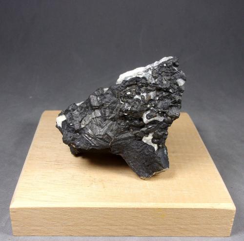 Arsénico con Discrasita<br />St. Andreasberg, Zona minera St. Andreasberg, Distrito Goslar, Harz, Baja Sajonia/Niedersachsen, Alemania<br />6 x 4 x 3,1 cm.<br /> (Autor: J. G. Alcolea)