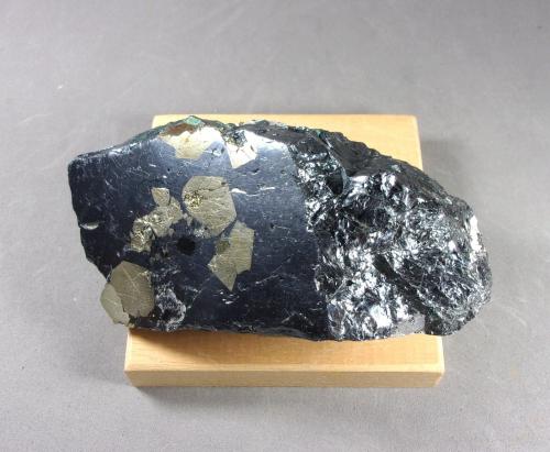 Bornita con Calcopirita<br />Tsumeb Mine, Tsumeb, Otjikoto Region, Namibia<br />12 x 5,5 x 4,9 cm.  688 g.<br /> (Autor: J. G. Alcolea)