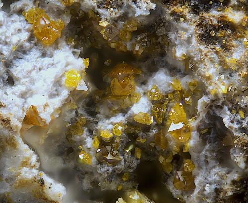 Descloizita<br />Mina San Francisco (antigua mina Pura), Higuera de Llerena, Comarca Campiña Sur, Badajoz, Extremadura, España<br />Campo de visión de  2 mm.<br /> (Autor: Antonio Carmona)