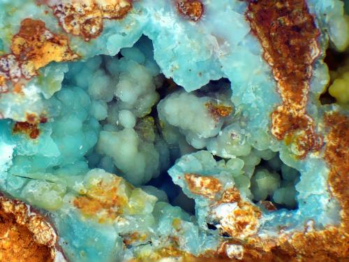 Schulenbergita<br />Mina Hilarion, Zona Hilarion, Minas Kamariza, Agios Konstantinos, Distrito minero Lavrion, Prefectura Attikí (Attica), Grecia<br />Campo de visión 5 mm.<br /> (Autor: Antonio P. López)