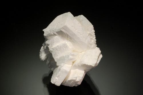 Meyerhofferite after Inyoite<br />Cañón Twenty Mule Team, Distrito Furnace Creek, Valle de la Muerte, Condado Inyo, California, USA<br />3.2 x 3.1 x 3.0 cm<br /> (Author: Michael Shaw)
