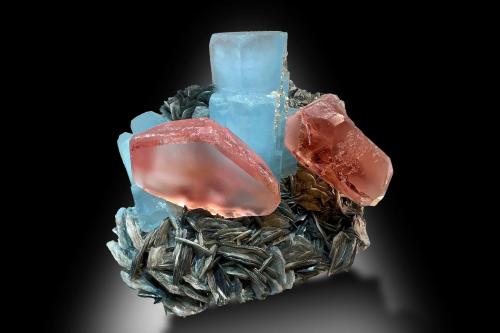 Fluorite with Beryl (variety aquamarine) and Muscovite<br />Chumar Bakhoor, Valle Sumayar, Distrito Nagar, Gilgit-Baltistan (Áreas del Norte), Paquistán<br />18 x 15 x 12.5 cm / main crystal: 7.7 cm.<br /> (Author: MIM Museum)