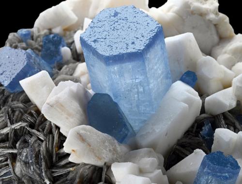 Beryl (variety aquamarine) with Orthoclase and Mica (Group)<br />Mina Pikar, Chumar Bakhoor, Valle Sumayar, Distrito Nagar, Gilgit-Baltistan (Áreas del Norte), Paquistán<br />11 x 9 x 5.5 cm / main crystal: 3.2 cm.<br /> (Author: MIM Museum)