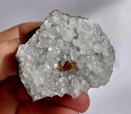 Sphalerite, calcite<br />Cantera Burgberg (Cantera Trautvetter), Distrito Marburg-Biedenkopf, Región Gießen, Hesse/Hessen, Alemania<br />Specimen size 5 cm, largest sphalerite 5 mm<br /> (Author: Tobi)