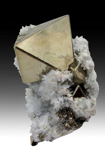 Pyrite, Quartz<br />Mina Huanzala, Distrito Huallanca, Provincia Dos de Mayo, Departamento Huánuco, Perú<br />102 x 70 x 40, largest crystal: 53 mm vertex to vertex, mass: 314 g.<br /> (Author: Carles Millan)