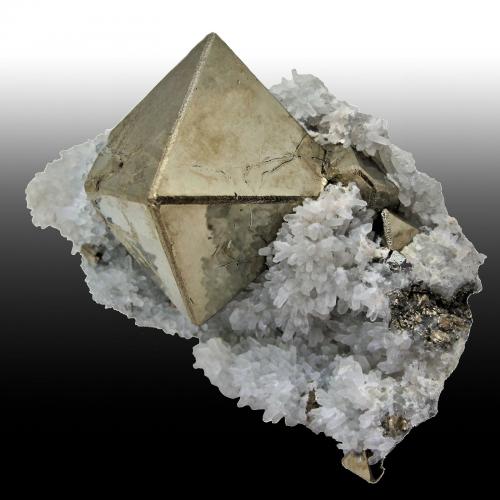 Pyrite, Quartz<br />Mina Huanzala, Distrito Huallanca, Provincia Dos de Mayo, Departamento Huánuco, Perú<br />102 x 70 x 40, largest crystal: 53 mm vertex to vertex, mass: 314 g.<br /> (Author: Carles Millan)