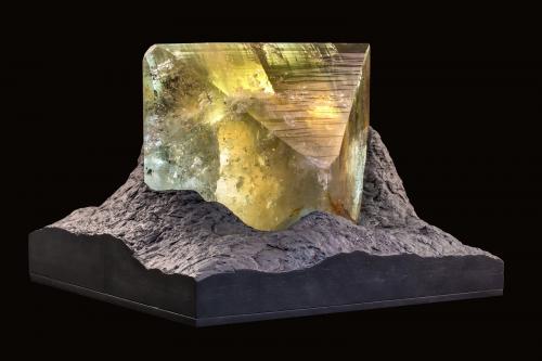 Topacio<br />Serra do Pipiripau, Município Antônio Dias, Vale do Rio Doce, Minas Gerais, Brasil<br />51 x 49 x 44 cm / Cristal principal: 66 cm.<br /> (Autor: Museo MIM)