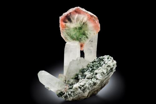 Fluorita con Cuarzo<br />Mina Goand, Valle Shigar, Distrito Shigar, Gilgit-Baltistan (Áreas del Norte), Paquistán<br />18 x 18 x 18.5 cm / Cristal principal: 10.7 cm.<br /> (Autor: Museo MIM)