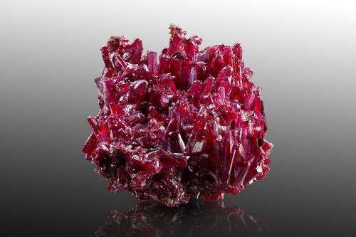 Proustita<br />Mina 38, Niederschlema, Bad Schlema (Schlema), Distrito Schlema-Hartenstein, Erzgebirgskreis, Sajonia/Sachsen, Alemania<br />13 x 9.5 x 7.5 cm / Cristal principal: 3.2 cm.<br /> (Autor: Museo MIM)