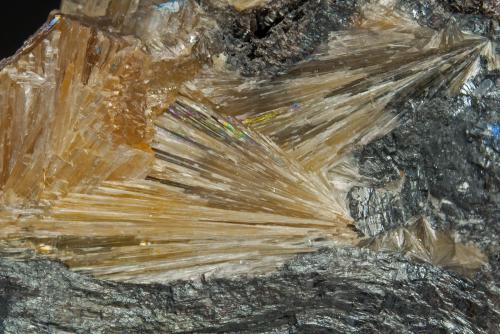 Valentinite with Stibnite<br />Mina María Teresa (Mina Santa Teresa), Parajes Concostura y Argatón, Riaño, Comarca Montaña de Riaño, León, Castilla y León, España<br />4.8 × 2.9 × 1.9 cm<br /> (Author: Jordi Fabre)