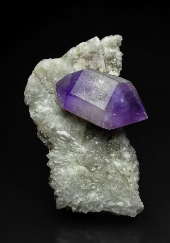 Quartz (variety amethyst), Quartz<br />Cantera Saltman Amethyst, Sweden, Condado Oxford, Maine, USA<br />8.7 x 5.6 cm<br /> (Author: am mizunaka)