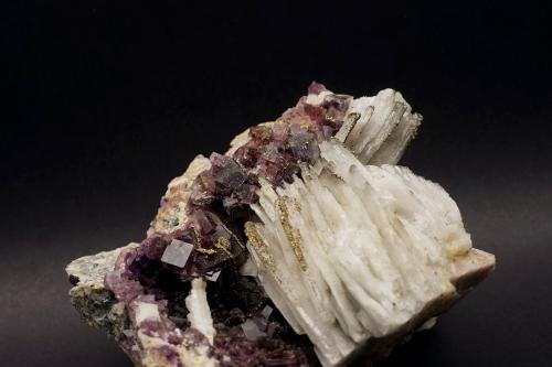 Baryte and Fluorite<br />Cantera Saint-Péray (Vergomas quarry), Saint-Péray, Tournon-sur-Rhône, Ardèche, Auvergne-Rhône-Alpes, Francia<br />8 x 6 cm<br /> (Author: DanovskiM)
