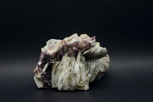 Baryte and Fluorite<br />Cantera Saint-Péray (Vergomas quarry), Saint-Péray, Tournon-sur-Rhône, Ardèche, Auvergne-Rhône-Alpes, Francia<br />8 x 6 cm<br /> (Author: DanovskiM)