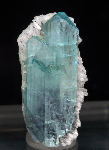 Euclasa con Calcita<br />Mina La Marina, Municipio Pauna, Cinturón Esmeraldífero Occidenta, Departamento Boyacá, Colombia<br />3.1 × 1.5 × 0.8 cm / cristal principal: 3 × 0.8 cm<br /> (Autor: Jordi Fabre)