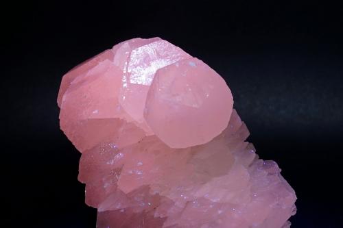 Calcite (variety Mn-bearing calcite)<br />Mina Androvo, Erma Reka, Zlatograd, Smolyan Oblast, Bulgaria<br />5 x 6,6 x 4,5 cm.<br /> (Author: DanovskiM)