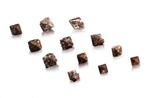 Zircon<br />Monte Vavnbed, Macizo Lovozero, Península Kola, Murmanskaja Oblast, Región del Norte, Rusia<br />Main crystal: 3.7 cm.<br /> (Author: MIM Museum)