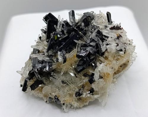 Hübnerita y Cuarzo (variedad hialino)<br />Zona minera Mundo Nuevo, Mundo Nuevo, Huamachuco, Provincia Sánchez Carrión, Departamento La Libertad, Perú<br /><br /> (Autor: AntonioJesus)